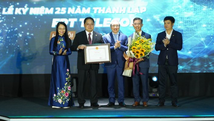 Ông Hoàng Nam Tiến, chủ tịch FPT Telecom, nhận bằng khen từ Bộ Thông tin và Truyền thông nhân kỷ niệm 25 năm thành lập công ty.