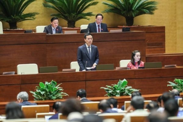 Bộ trưởng Bộ Thông tin và Truyền thông Nguyễn Mạnh Hùng trả lời chất vấn tại Quốc hội phiên sáng 4/11.