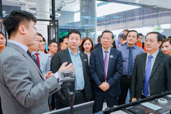 FPT Telecom tạo ấn tượng tại kỷ niệm 20 năm khu công nghệ cao TPHCM - 1