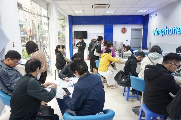Người dân đổ xô đi chuẩn hóa thông tin thuê bao di động trong ngày cuối - 1
