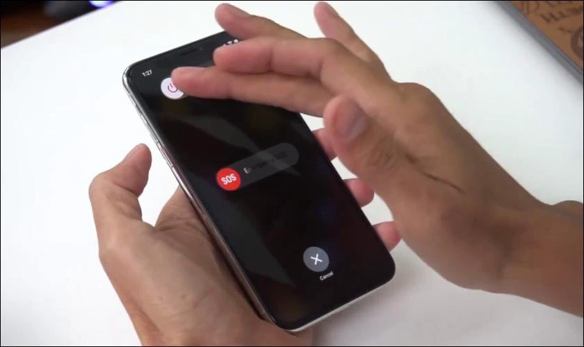 Vuốt thanh trượt sang phải để tiến hành tắt nguồn thiết bị