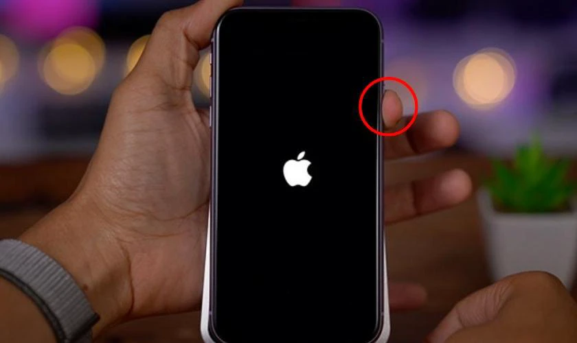 Cách bật nguồn iPhone bằng nút nguồn