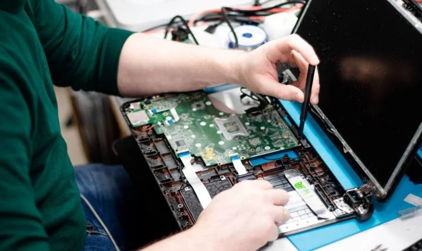 Lý do màn hình laptop bị chấm đen và cách khắc phục hiệu quả