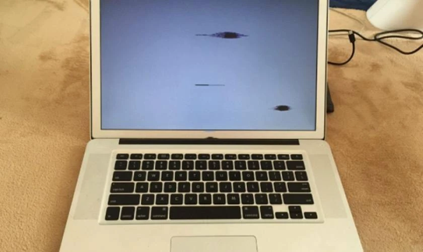 Lý do màn hình laptop bị chấm đen và cách khắc phục hiệu quả