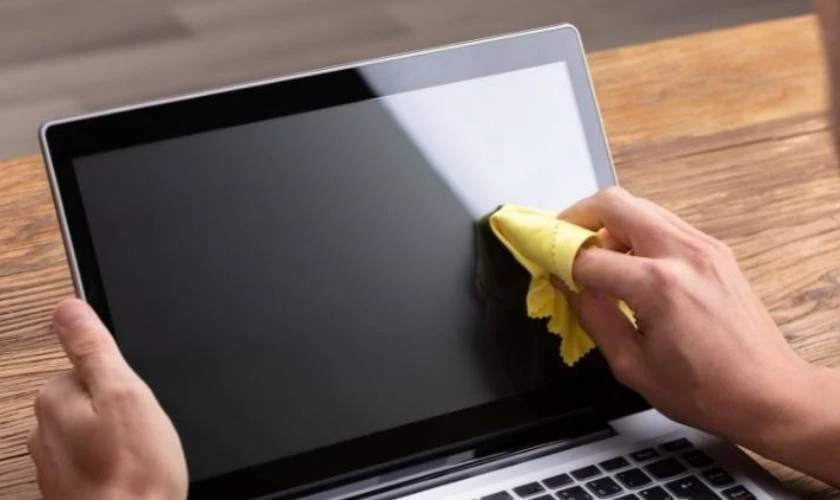 Lý do màn hình laptop bị chấm đen và cách khắc phục hiệu quả