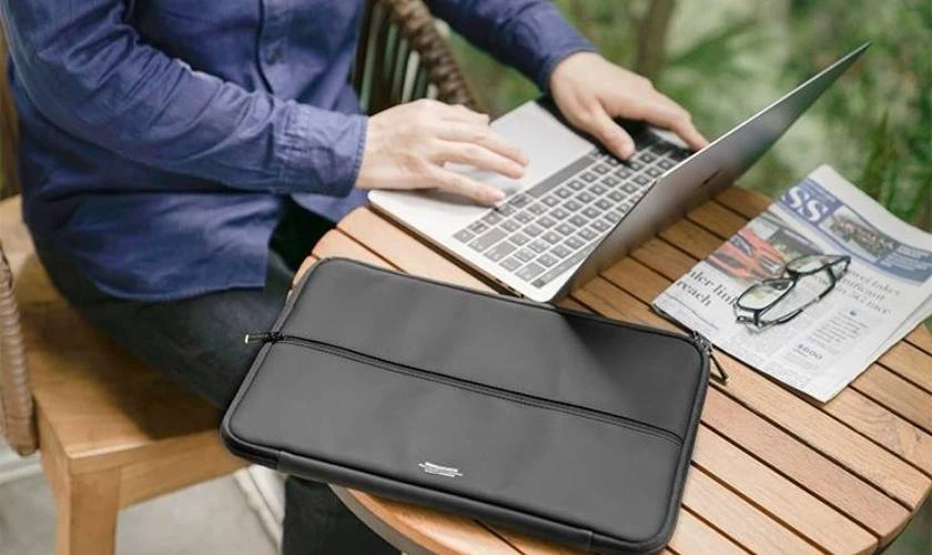 Lý do màn hình laptop bị chấm đen và cách khắc phục hiệu quả
