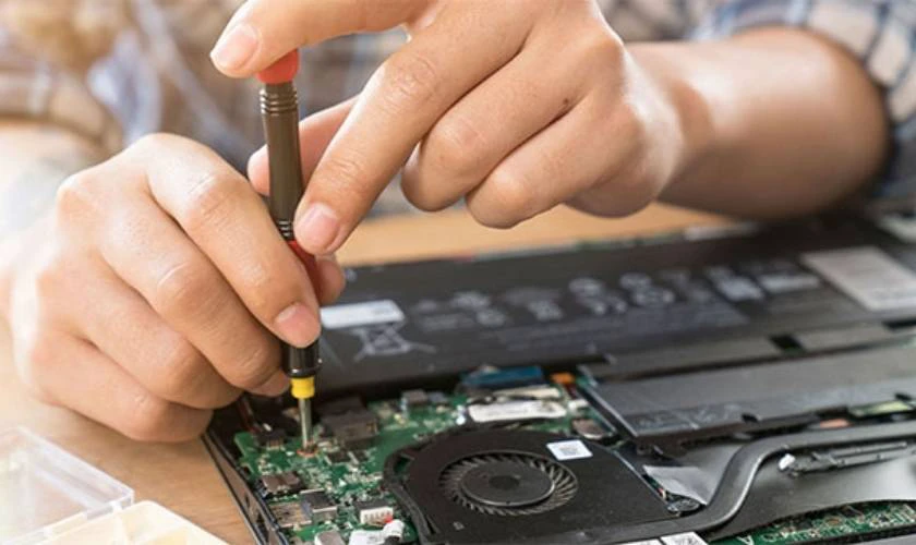 Lý do màn hình laptop bị chấm đen và cách khắc phục hiệu quả