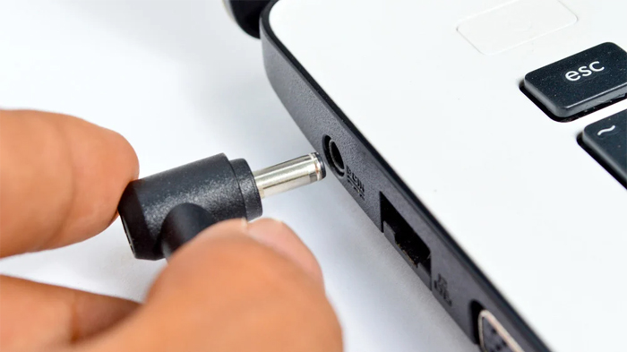Cách khắc phục đơn giản khi laptop sạc không vào pin