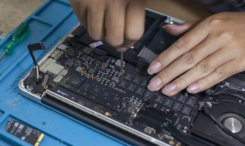 Nguyên nhân, cách khắc phục màn hình MacBook bị sọc