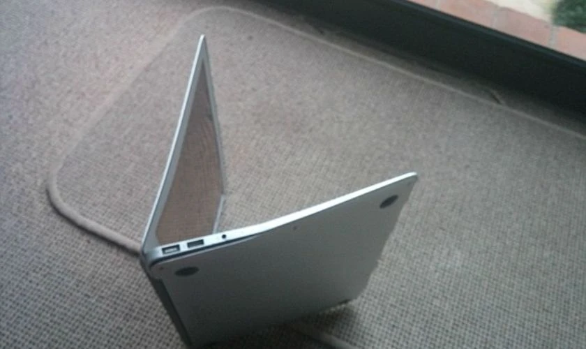 Nguyên nhân, cách khắc phục màn hình MacBook bị sọc
